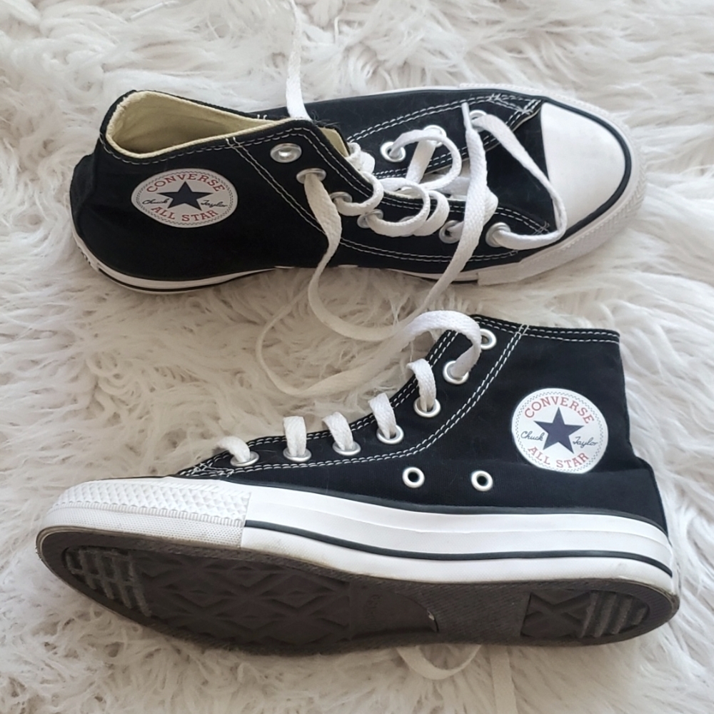 Converse High Tops black 🖤 women's size 6, men's size 4. Like brand new.